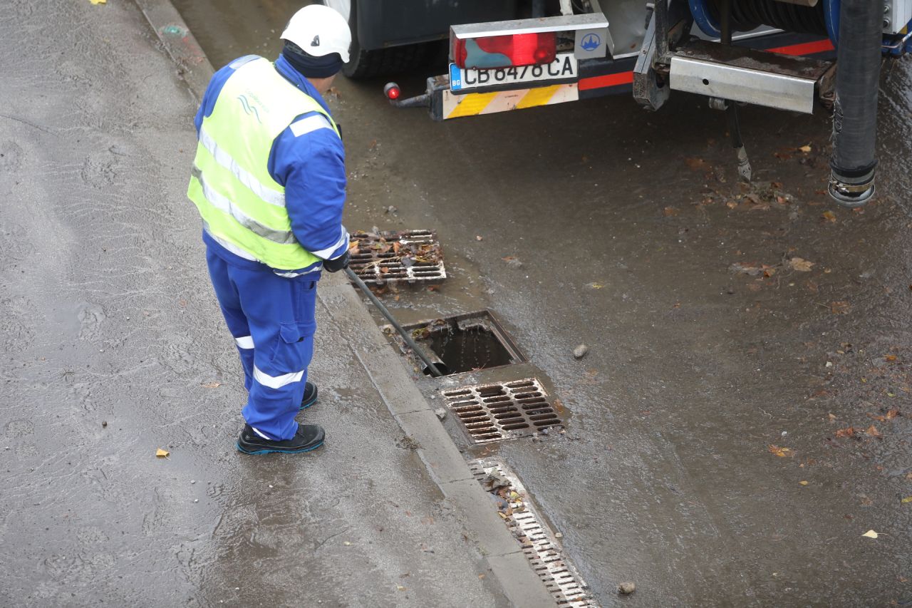 <p>Наводнено кръстовище спря движението на няколко трамвайни линии в София.</p>