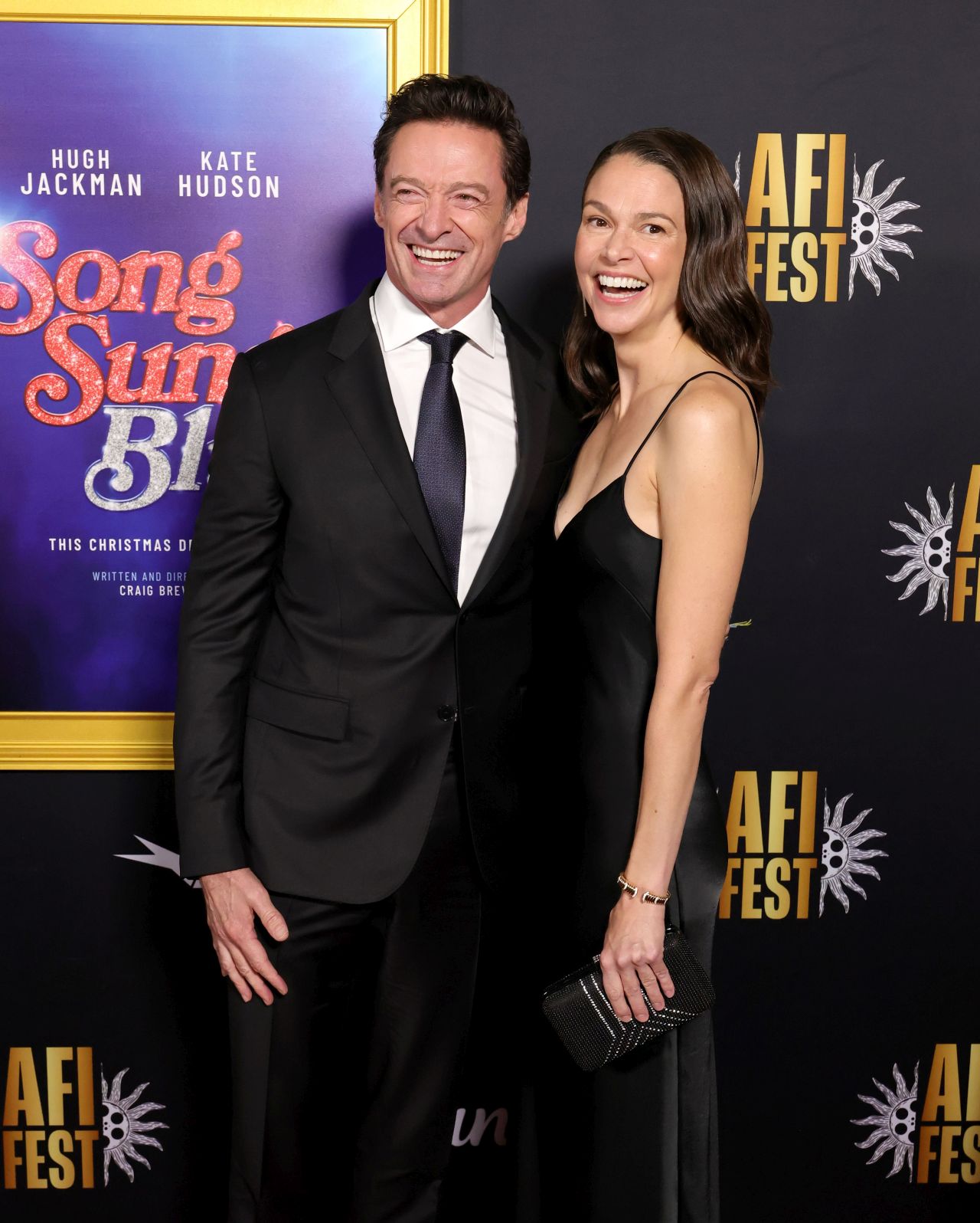 <p>Хю Джакман и Сътън Фостър позираха с колеги и приятели по време на премиерата на &bdquo;Song Sung Blue&ldquo;</p>