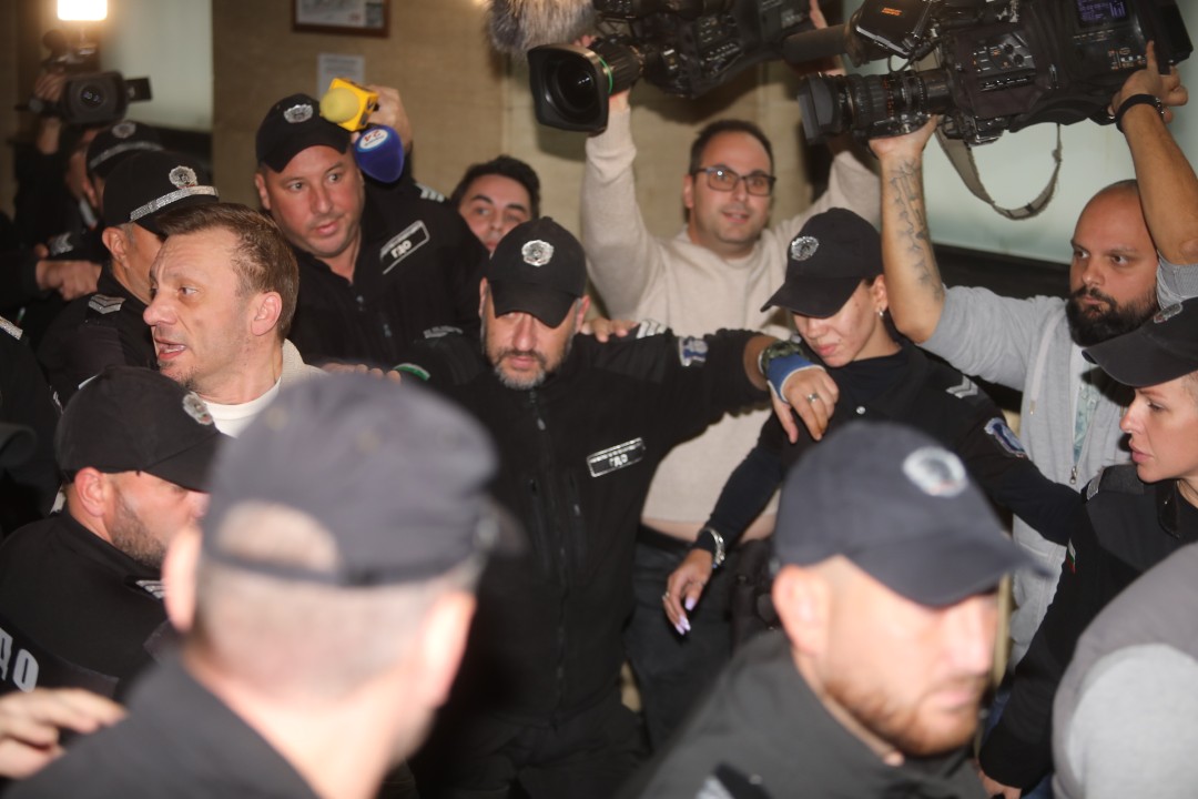 <p>Софийски градски съд гледа мярката за неотклонение на д-р Станимир Хасърджиев. Бившият председател на Националната пациентска организация и още трима души са обвинени за престъпление, свързано с принуда, при което е използвано оръжие. На влизане в съдебна зала той каза, че обвиненията срещу него не са верни.</p>