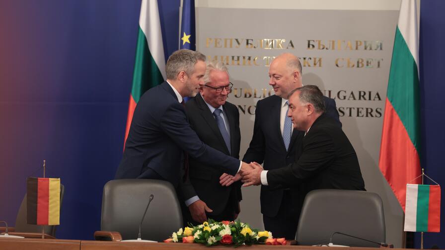 <p>Българската държава и германският технологичен концерн &bdquo;Райнметал&ldquo; обявиха началото на проекта за изграждане на завод за барут и боеприпаси на официална церемония в Министерския съвет</p>