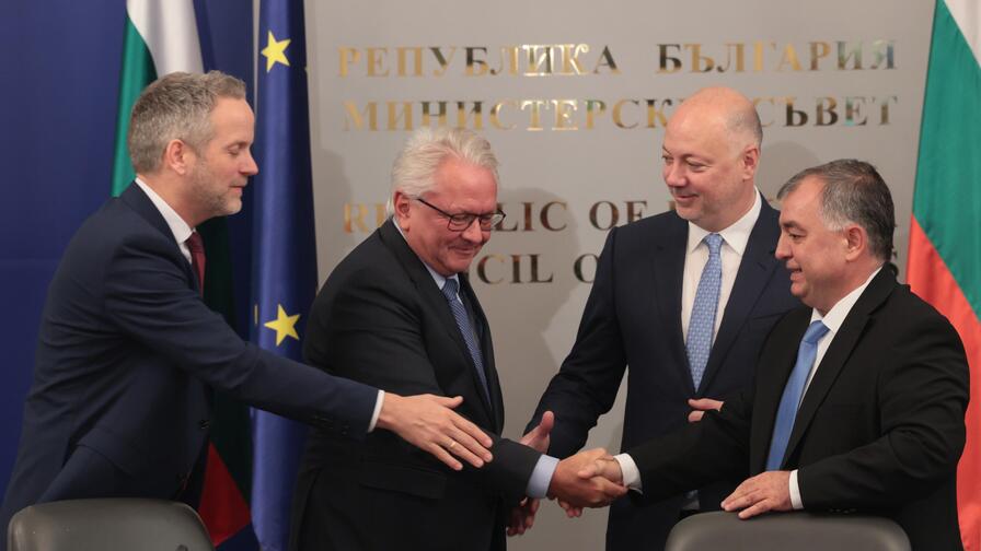 <p>Българската държава и германският технологичен концерн &bdquo;Райнметал&ldquo; обявиха началото на проекта за изграждане на завод за барут и боеприпаси на официална церемония в Министерския съвет</p>