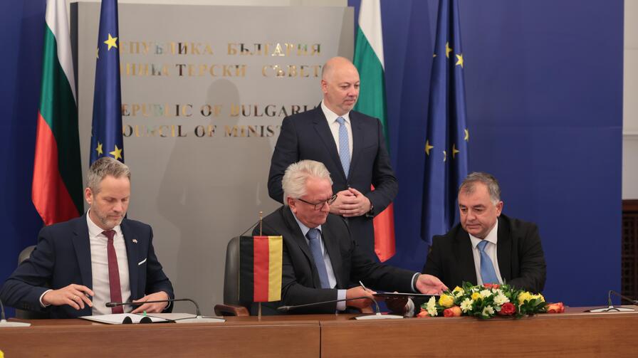 <p>Българската държава и германският технологичен концерн &bdquo;Райнметал&ldquo; обявиха началото на проекта за изграждане на завод за барут и боеприпаси на официална церемония в Министерския съвет</p>