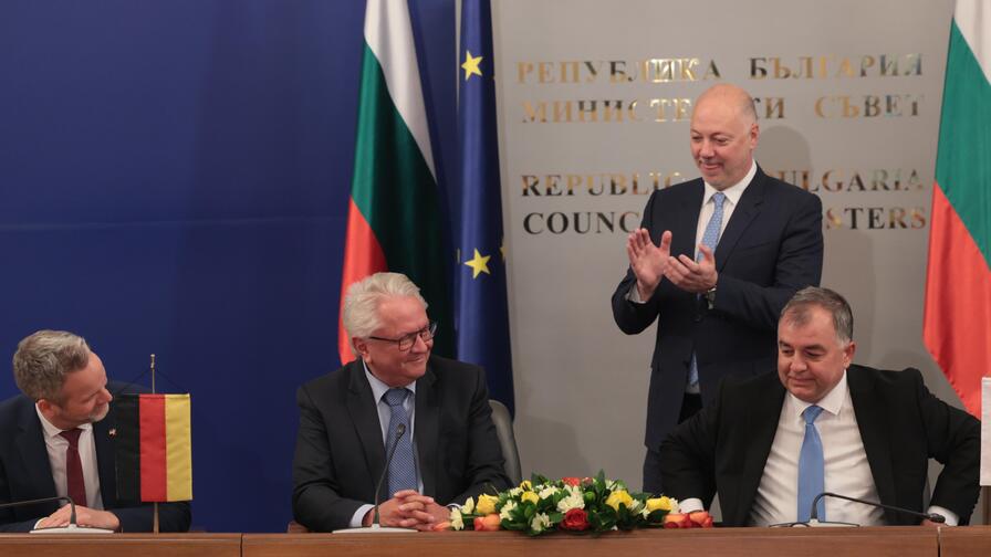 <p>Българската държава и германският технологичен концерн &bdquo;Райнметал&ldquo; обявиха началото на проекта за изграждане на завод за барут и боеприпаси на официална церемония в Министерския съвет</p>