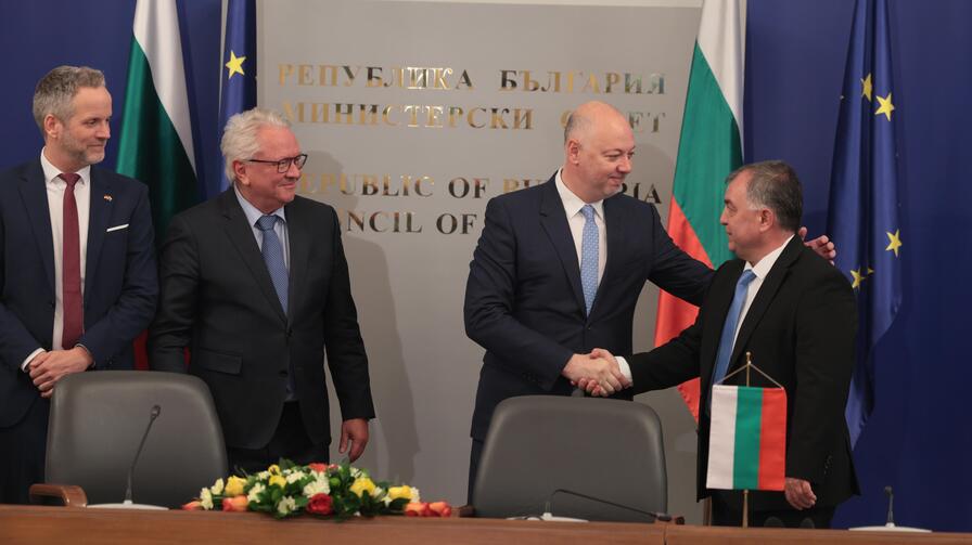 <p>Българската държава и германският технологичен концерн &bdquo;Райнметал&ldquo; обявиха началото на проекта за изграждане на завод за барут и боеприпаси на официална церемония в Министерския съвет</p>