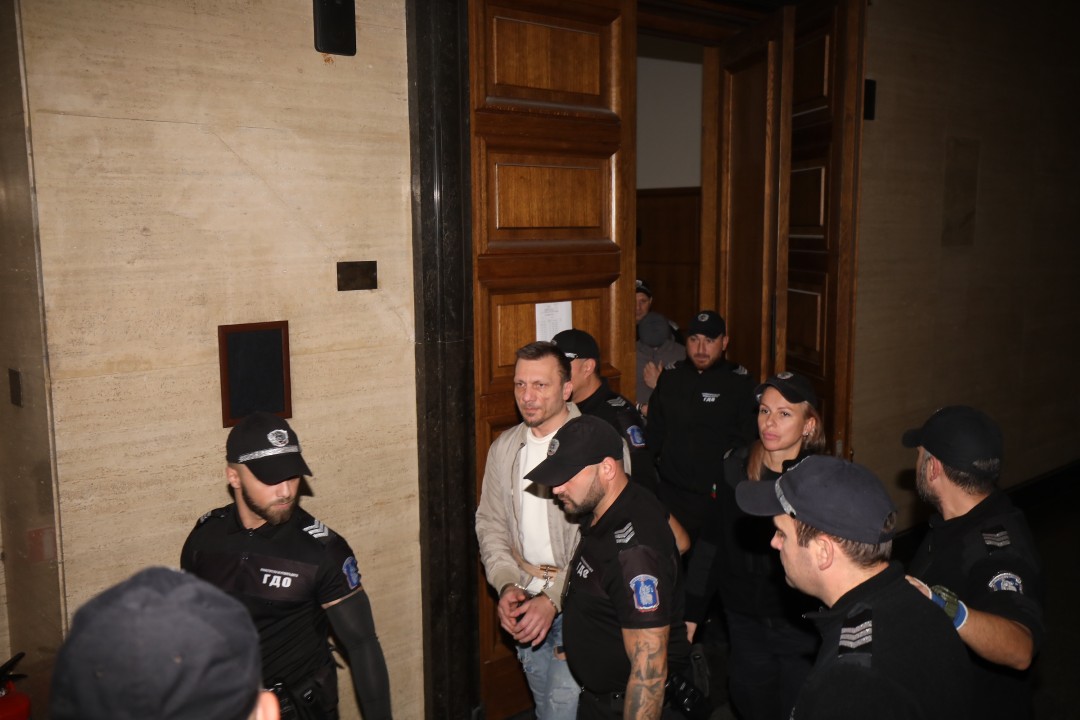 <p>Софийски градски съд гледа мярката за неотклонение на д-р Станимир Хасърджиев. Бившият председател на Националната пациентска организация и още трима души са обвинени за престъпление, свързано с принуда, при което е използвано оръжие. На влизане в съдебна зала той каза, че обвиненията срещу него не са верни.</p>