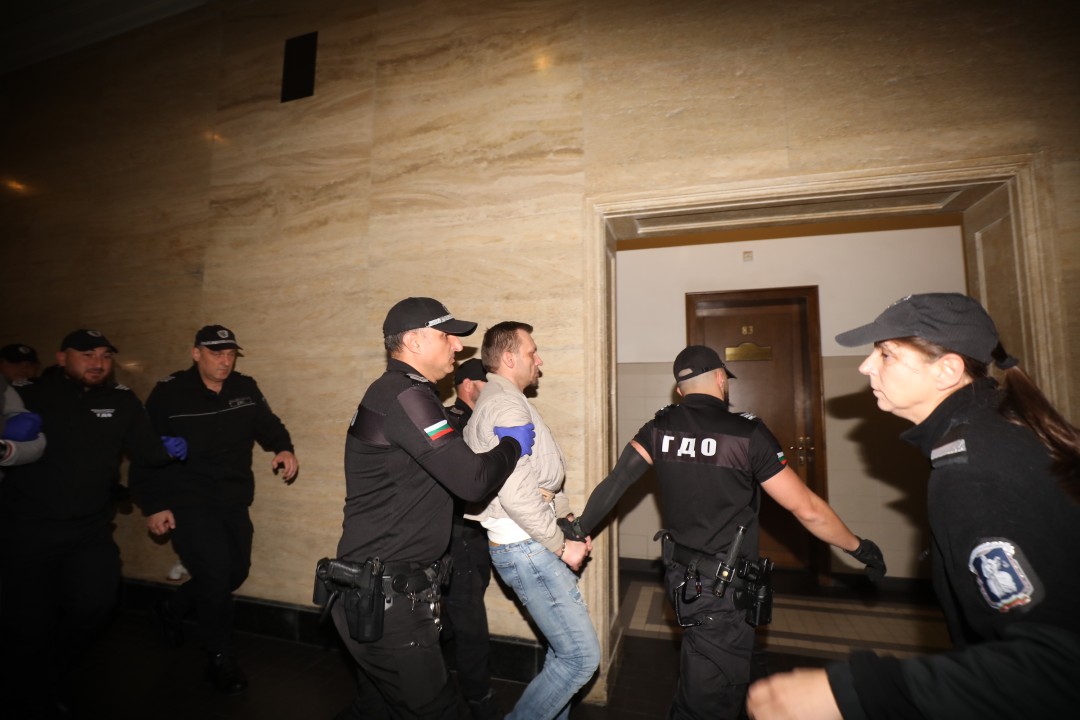 <p>Софийски градски съд гледа мярката за неотклонение на д-р Станимир Хасърджиев. Бившият председател на Националната пациентска организация и още трима души са обвинени за престъпление, свързано с принуда, при което е използвано оръжие. На влизане в съдебна зала той каза, че обвиненията срещу него не са верни.</p>