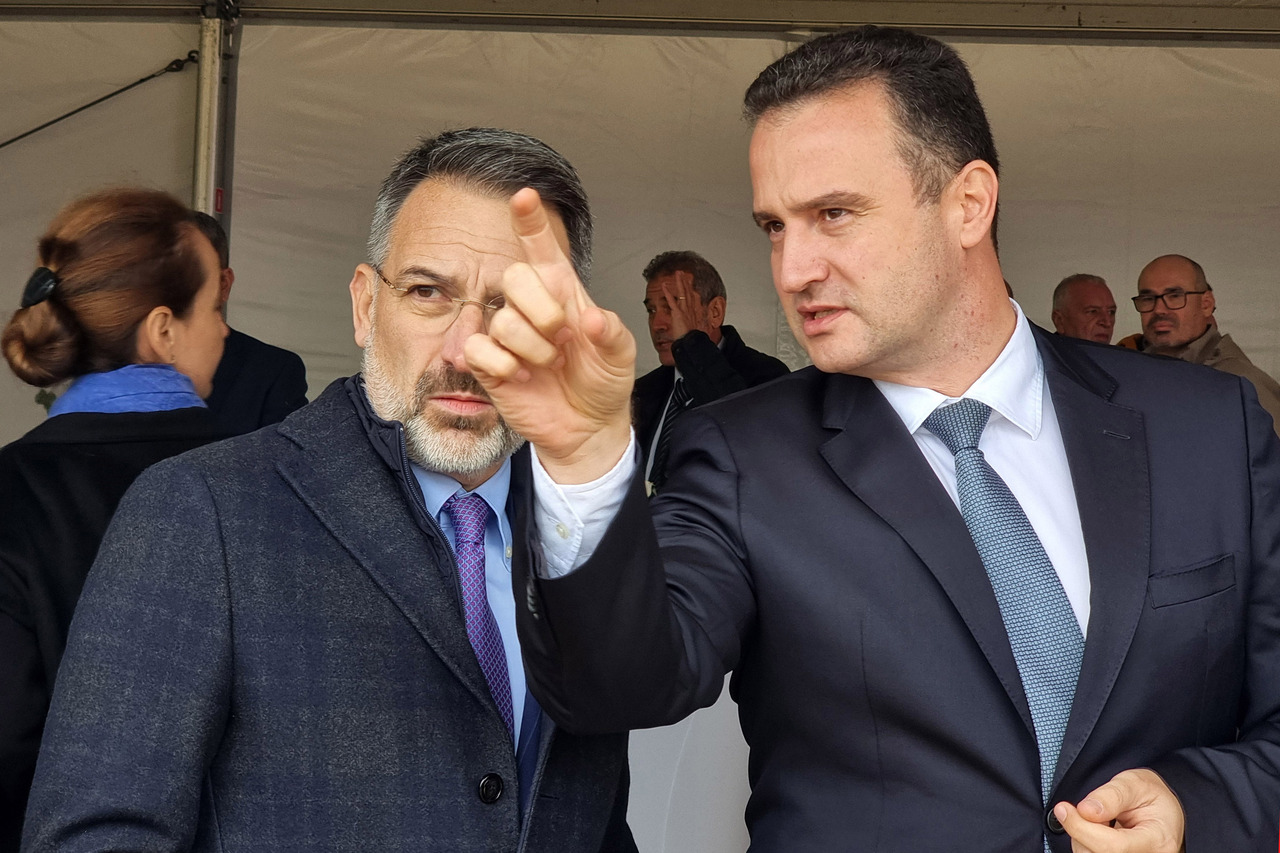 <p>Европейският комисар по енергетика Дан Йоргенсен и министърът на енергетиката Жечо Станков инспектират напредъка по изграждане на лот 3 &bdquo;Рупча-Ветрино&ldquo; на Вертикалния газов коридор.</p>