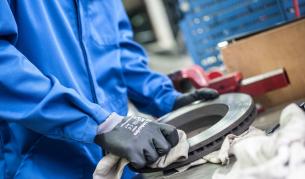 Почистване на разливи на масла в сервизите: Ефективни методи и модерни практики