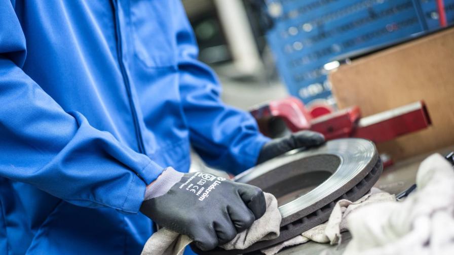 Почистване на разливи на масла в сервизите: Ефективни методи и модерни практики