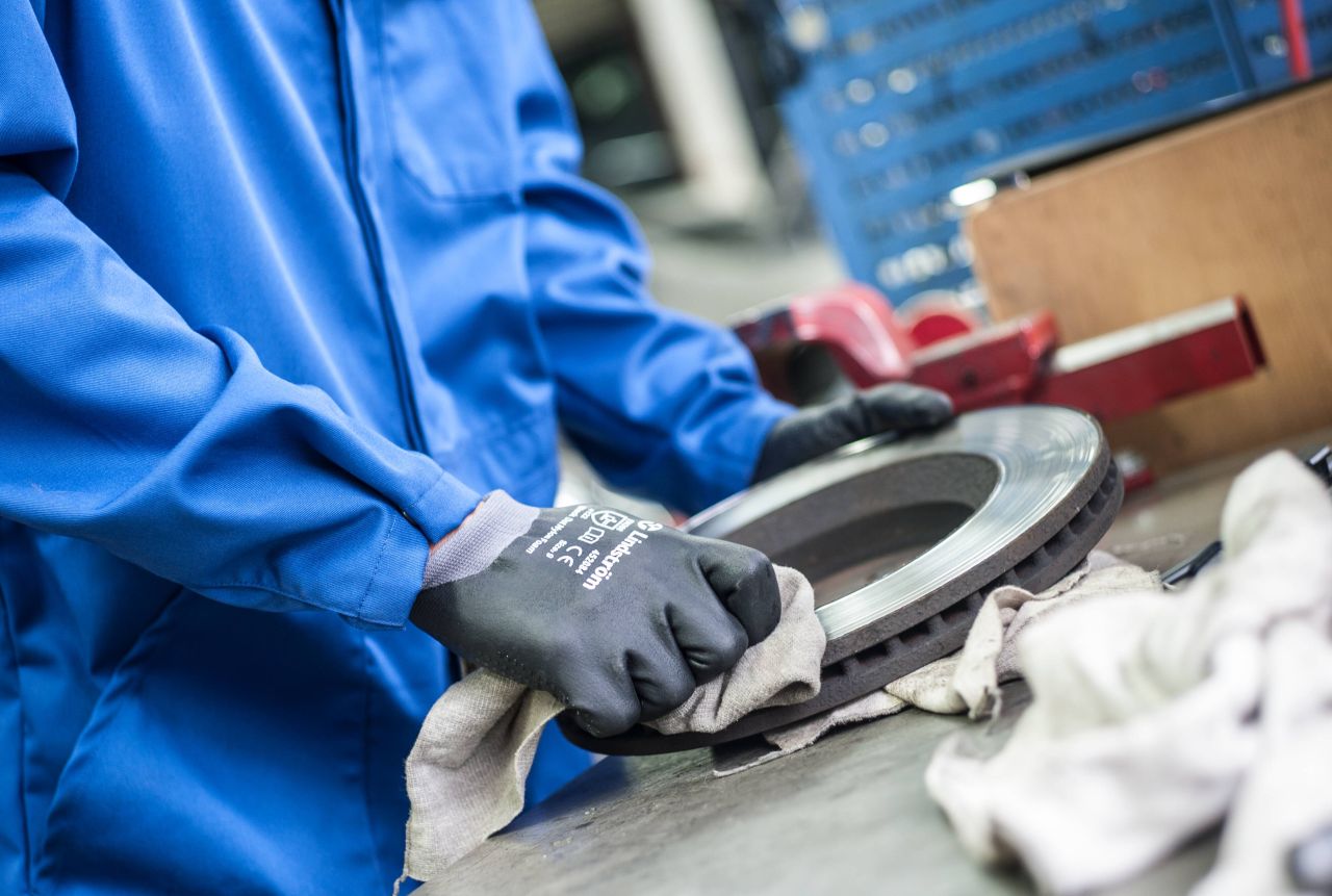 Почистване на разливи на масла в сервизите: Ефективни методи и модерни практики