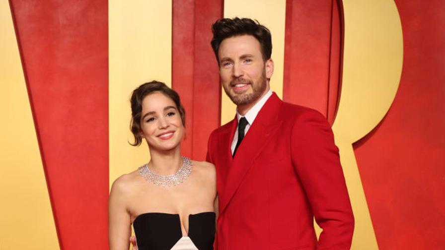 <p>Крис Еванс и Алба Баптиста станаха родители</p>