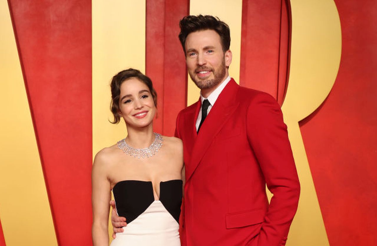 Крис Еванс и Алба Баптиста посрещнаха първото си бебе