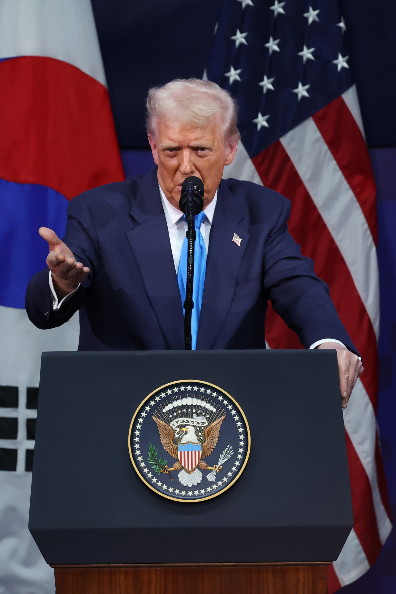 <p>Доналд Тръмп на посещение в Южна Корея.</p>