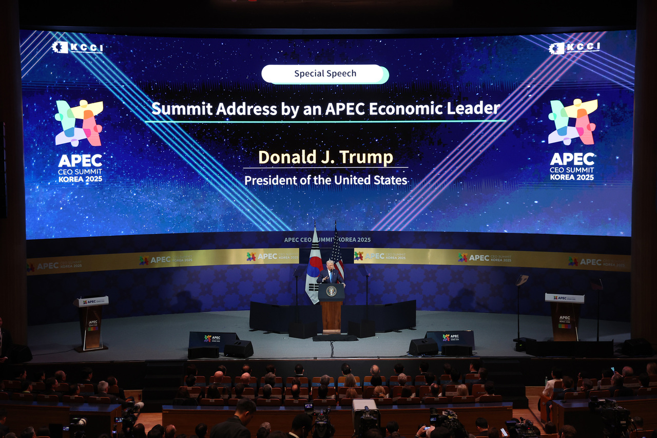 <p>Доналд Тръмп на посещение в Южна Корея.</p>