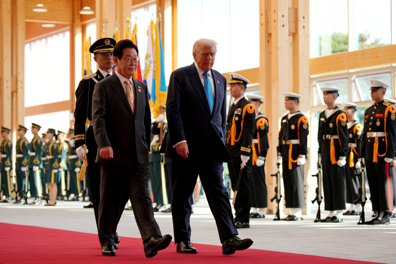 <p>Доналд Тръмп на посещение в Южна Корея.</p>