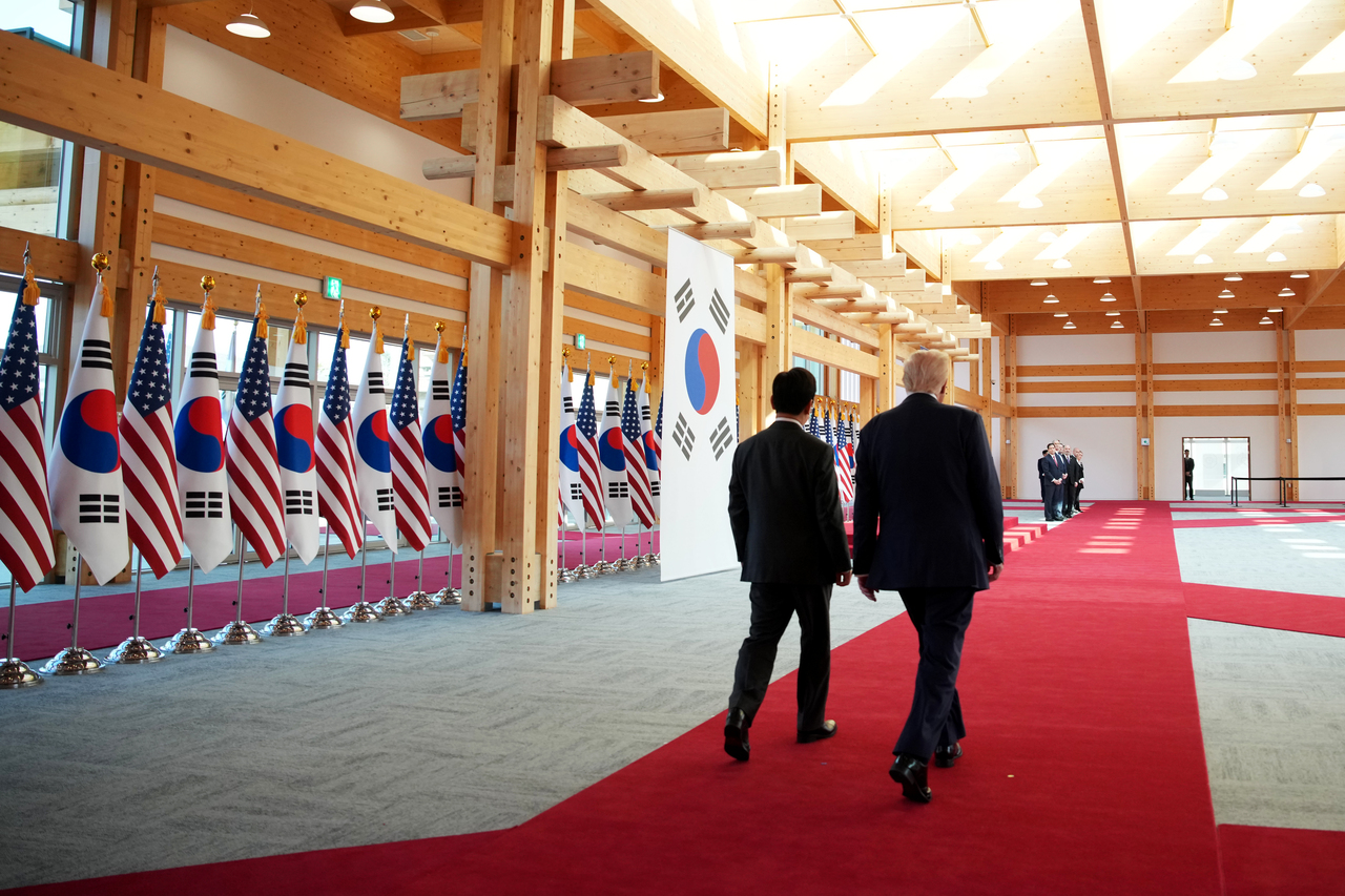 <p>Доналд Тръмп на посещение в Южна Корея.</p>