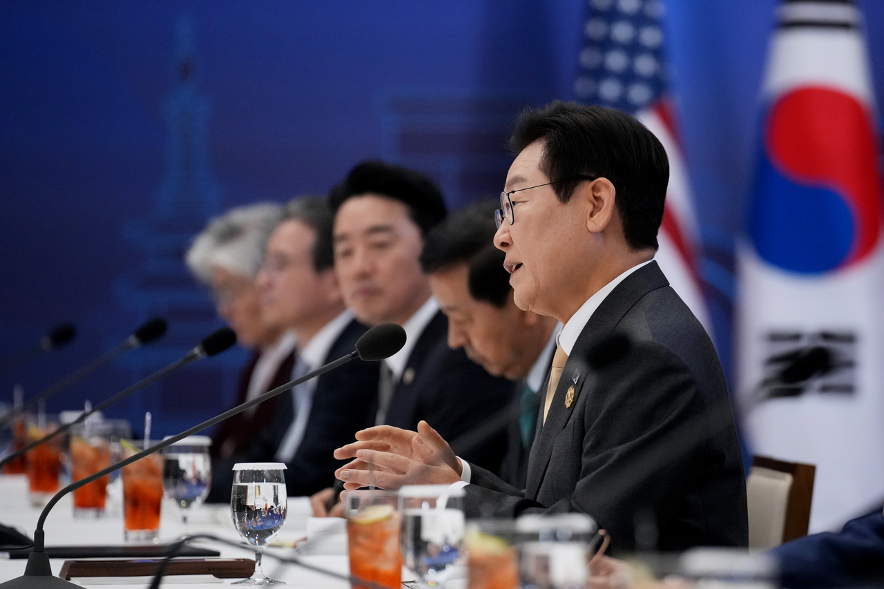 <p>Доналд Тръмп на посещение в Южна Корея.</p>