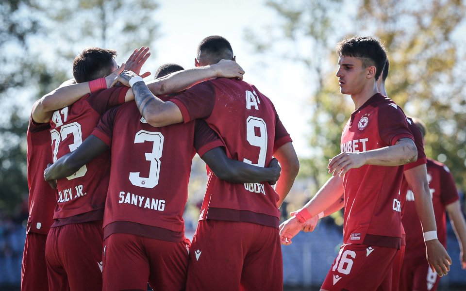 Колеблив ЦСКА се измъкна 