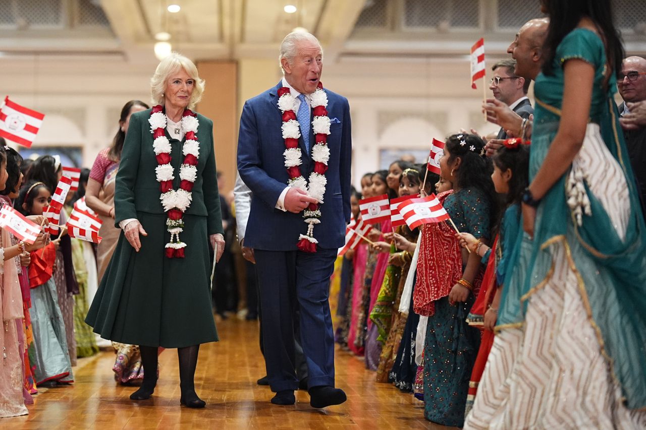 <p>Крал Чарлз III и кралица Камила внесоха кралски блясък в един от най-впечатляващите хиндуистки храмове в Лондон. Поводът &ndash; 30 години от създаването на това духовно средище, известно със своята архитектура и колорит.</p>