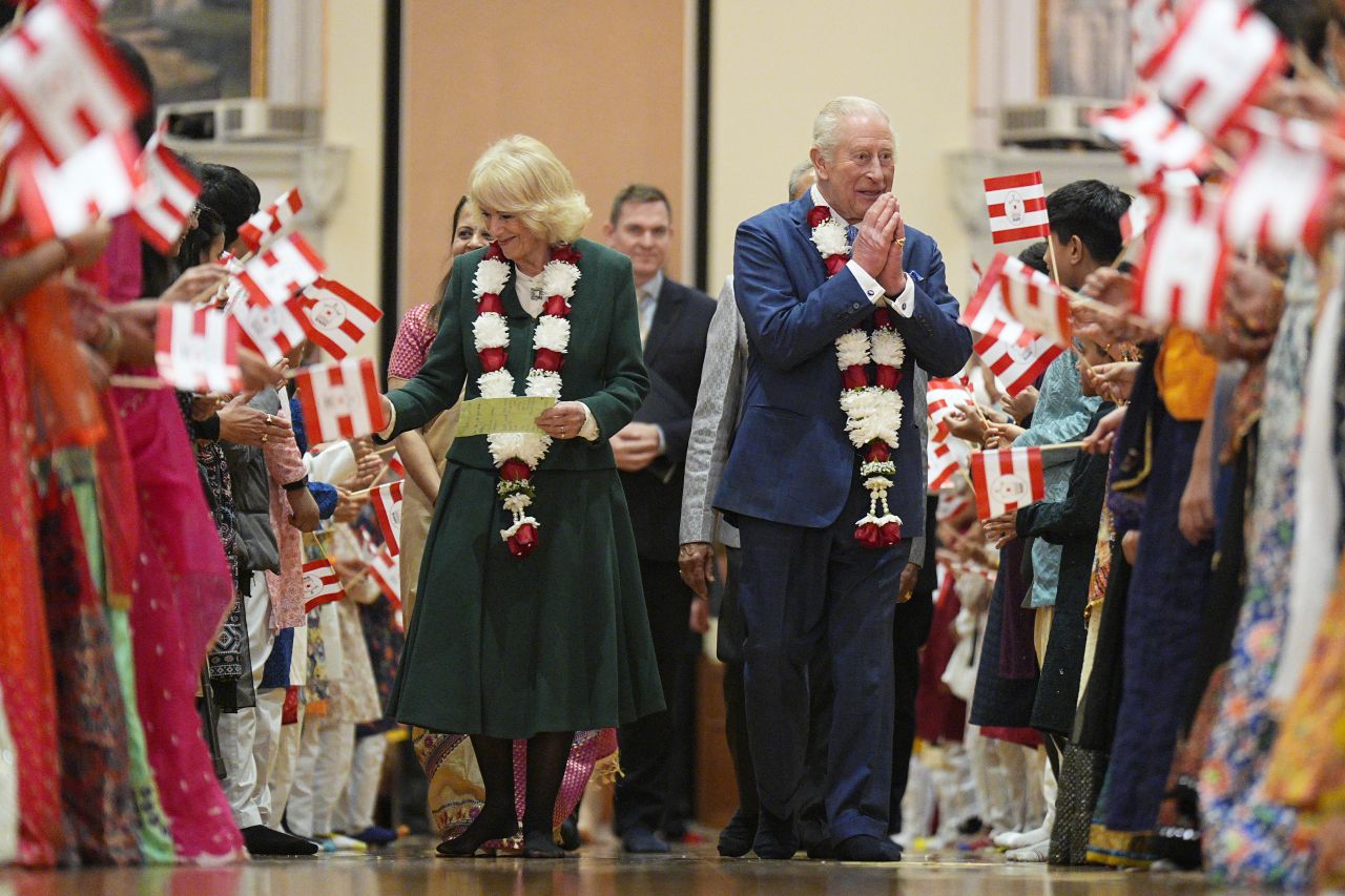 <p>Крал Чарлз III и кралица Камила внесоха кралски блясък в един от най-впечатляващите хиндуистки храмове в Лондон. Поводът &ndash; 30 години от създаването на това духовно средище, известно със своята архитектура и колорит.</p>