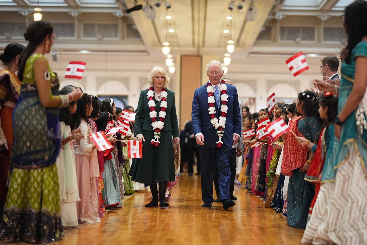 <p>Крал Чарлз III и кралица Камила внесоха кралски блясък в един от най-впечатляващите хиндуистки храмове в Лондон. Поводът &ndash; 30 години от създаването на това духовно средище, известно със своята архитектура и колорит.</p>