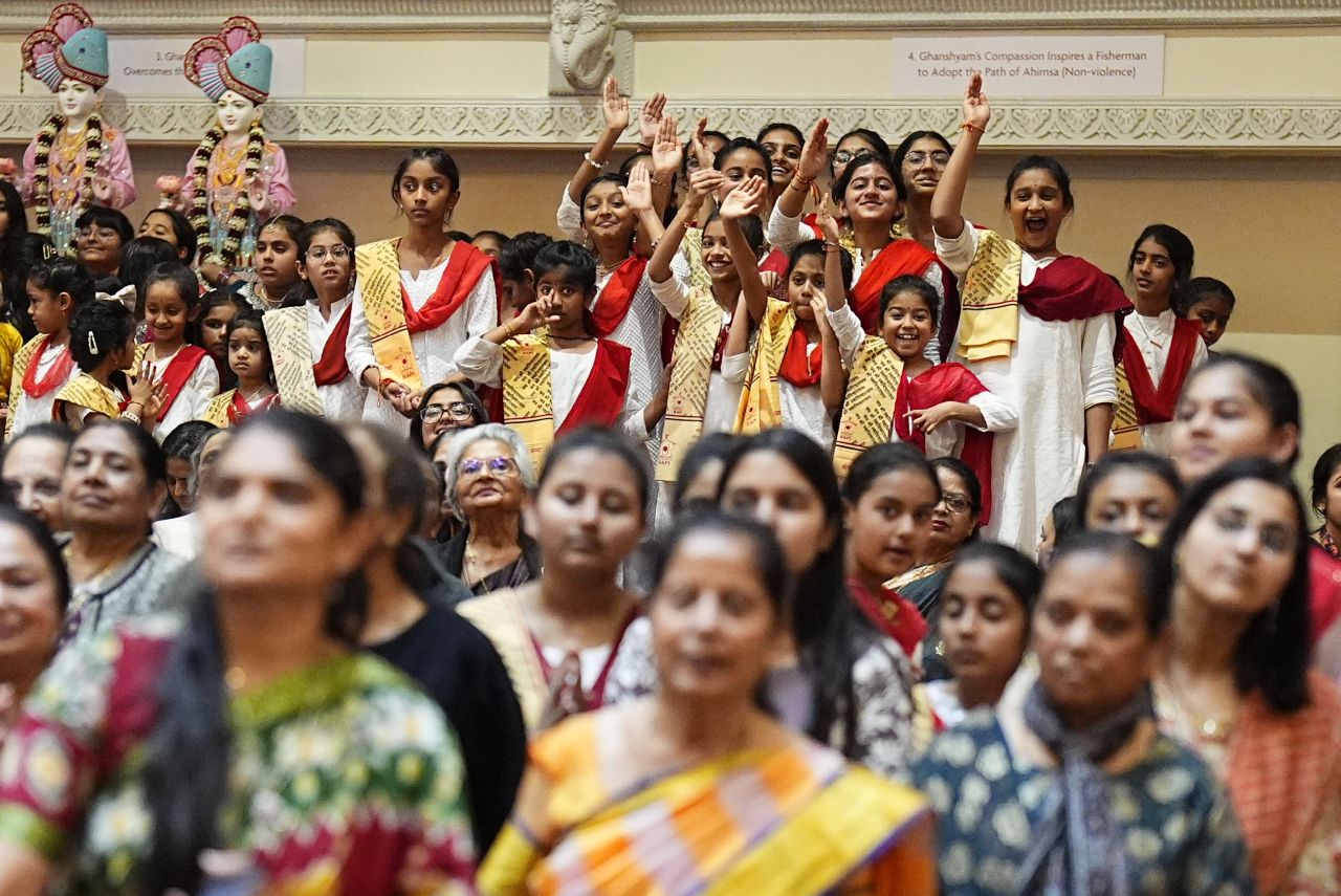 <p>Крал Чарлз III и кралица Камила внесоха кралски блясък в един от най-впечатляващите хиндуистки храмове в Лондон. Поводът &ndash; 30 години от създаването на това духовно средище, известно със своята архитектура и колорит.</p>