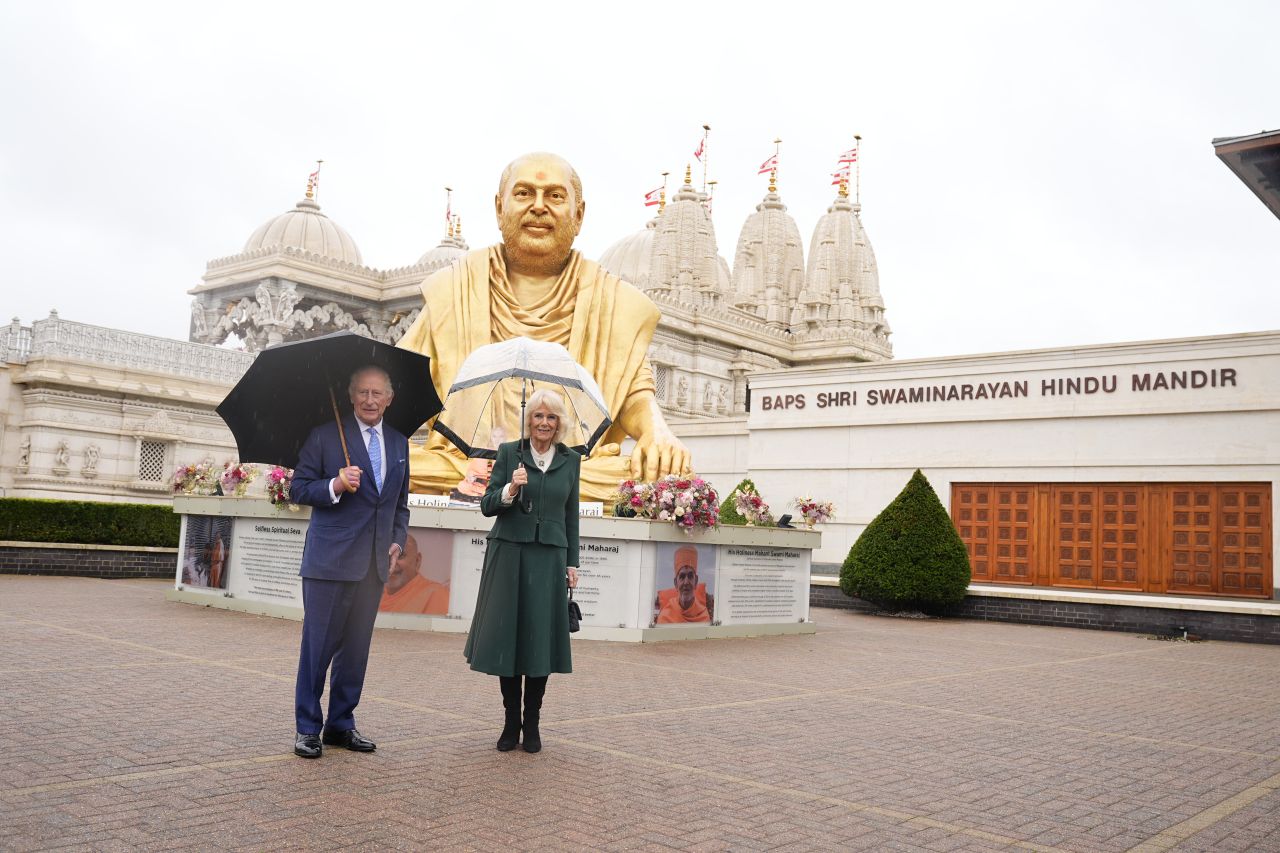 <p>Крал Чарлз III и кралица Камила внесоха кралски блясък в един от най-впечатляващите хиндуистки храмове в Лондон. Поводът &ndash; 30 години от създаването на това духовно средище, известно със своята архитектура и колорит.</p>