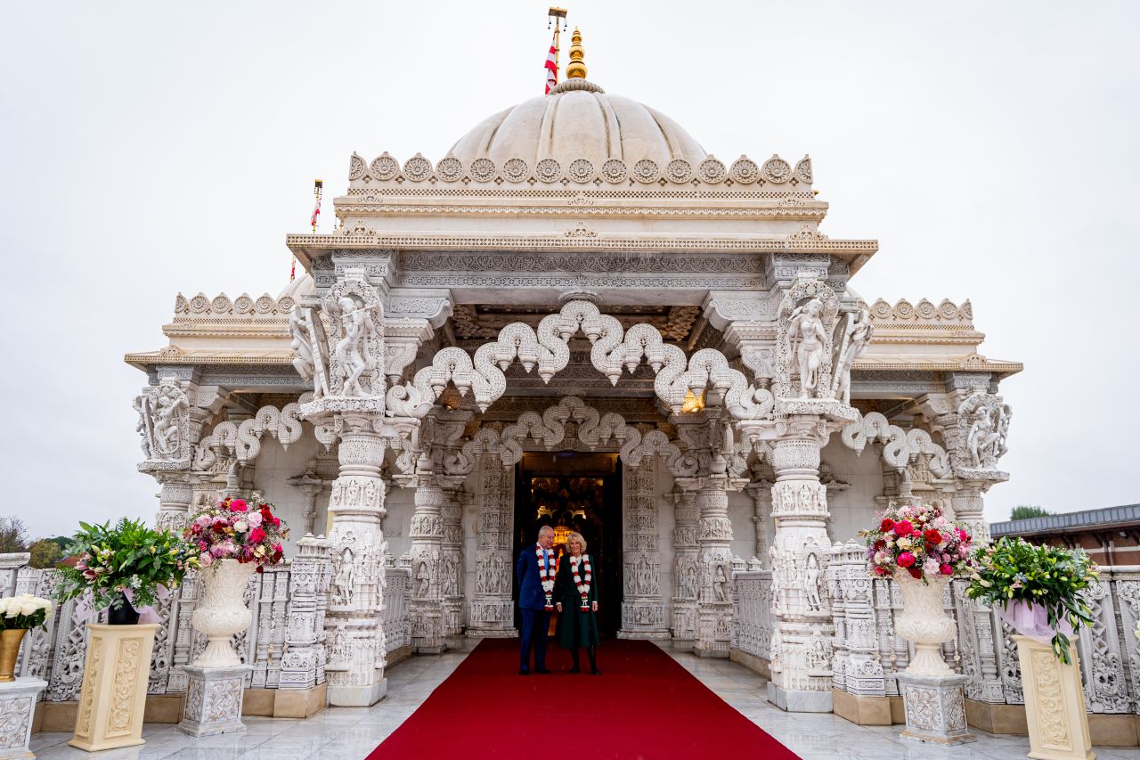 <p>Крал Чарлз III и кралица Камила внесоха кралски блясък в един от най-впечатляващите хиндуистки храмове в Лондон. Поводът &ndash; 30 години от създаването на това духовно средище, известно със своята архитектура и колорит.</p>