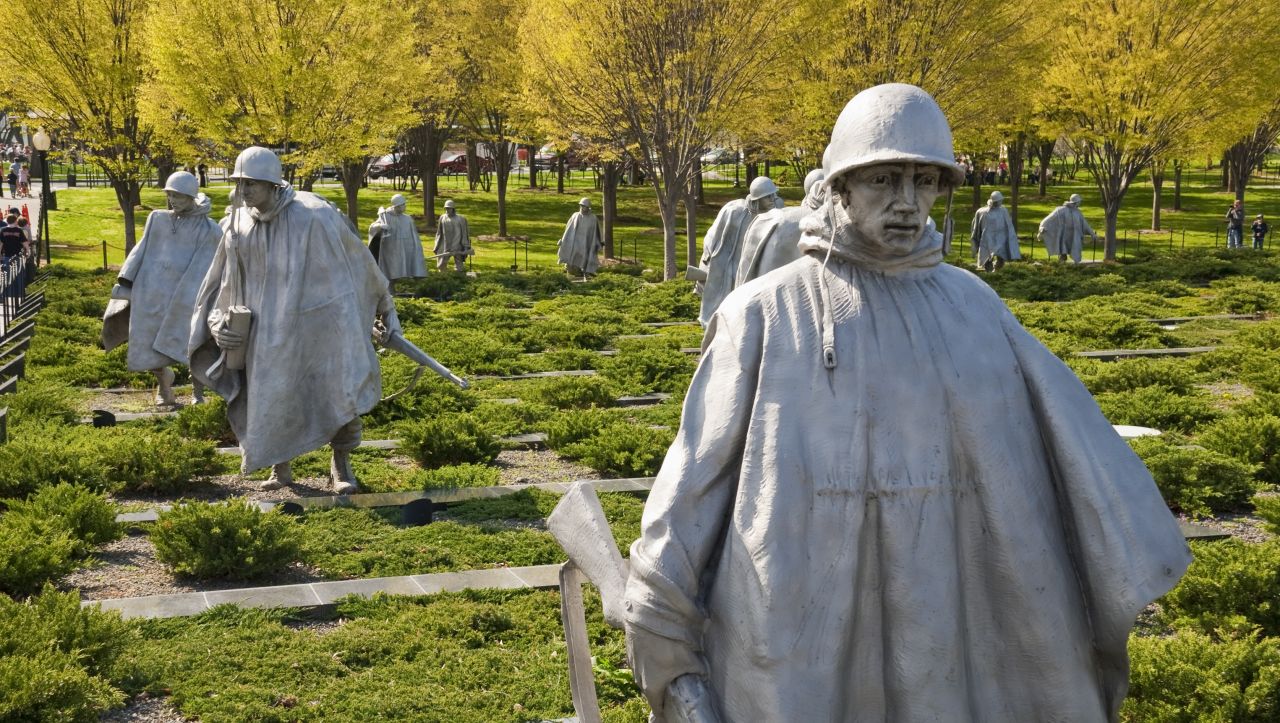 Светът трябваше да свърши 5 пъти: Невероятните истории на хората, които спасиха човечеството, нарушавайки заповеди