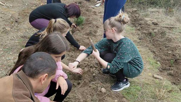 Училище отпразнува юбилей със залесяване