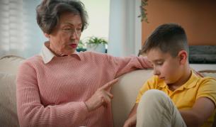 Бавачка от ада: Богата двойка намери дома си пропит с урина