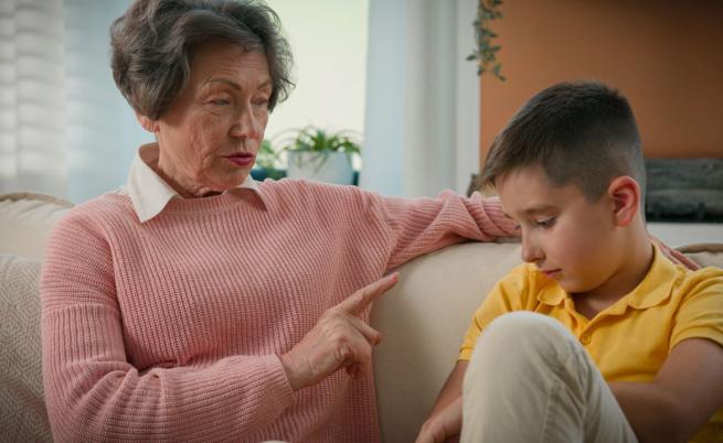 Бавачка от ада: Богата двойка намери дома си пропит с урина