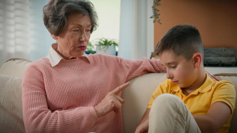 Бавачка от ада: Богата двойка намери дома си пропит с урина