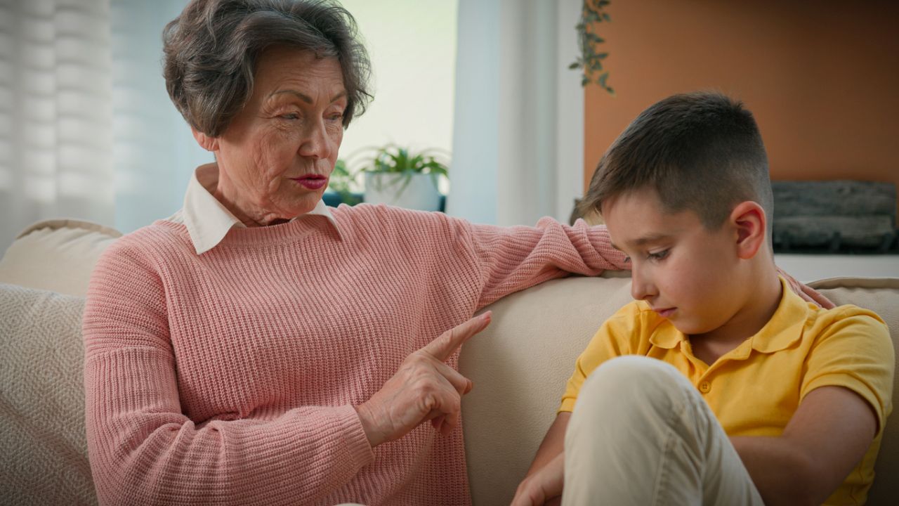 Бавачка от ада: Богата двойка намери дома си пропит с урина