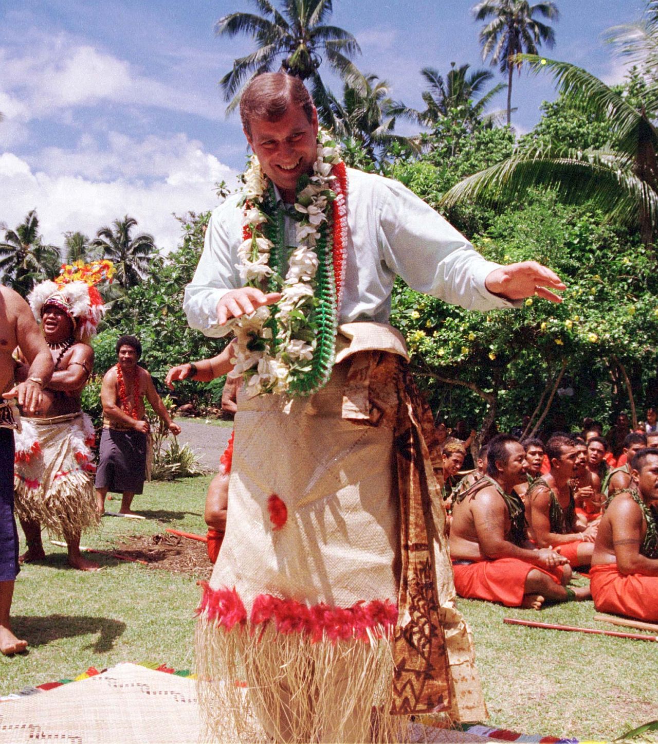 <p>Принц Андрю танцува с местните по време на посещение в Самоа</p>