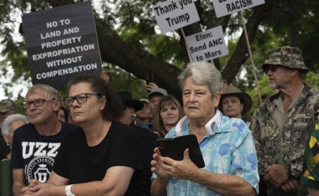 САЩ намаляват приема на бежанци, с предимство са белите южноафриканци