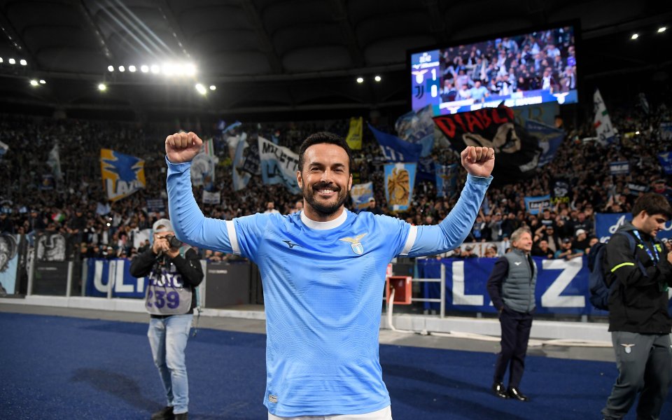 Името Стоичков отваря врати - световен шампион позира с фланелка на Камата