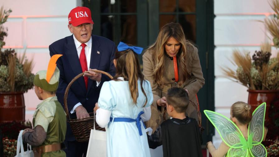Хелоуин в Белия дом: Тръмп и Мелания сред... Хелоуин в Белия дом: Тръмп и Мелания сред...