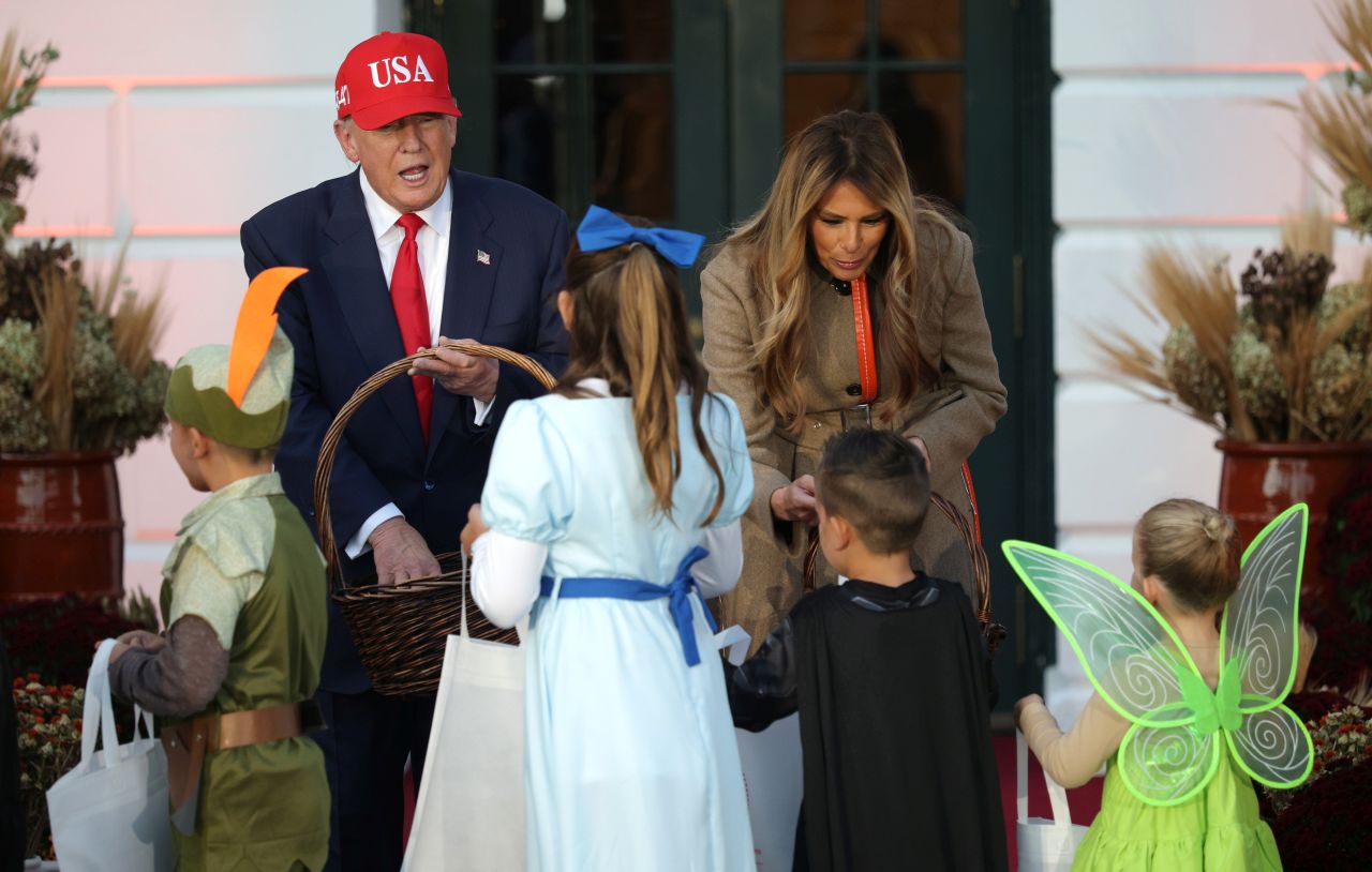 <p>Президентът Доналд Тръмп и първата дама Мелания посрещат костюмирани деца по време на традиционния празник за Хелоуин в Белия дом</p>