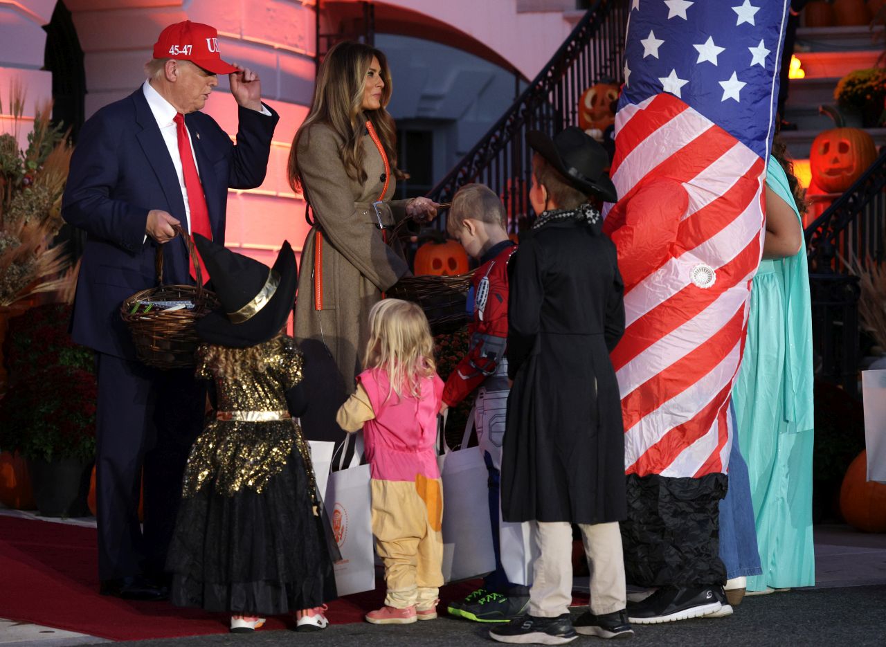 <p>Президентът Доналд Тръмп и първата дама Мелания посрещат костюмирани деца по време на традиционния празник за Хелоуин в Белия дом</p>