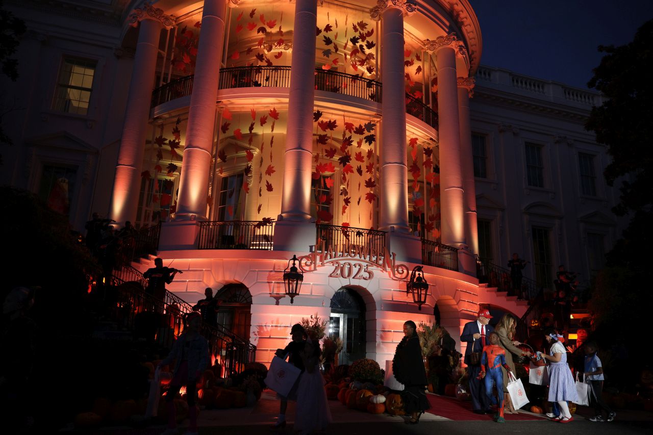 <p>Президентът Доналд Тръмп и първата дама Мелания посрещат костюмирани деца по време на традиционния празник за Хелоуин в Белия дом</p>