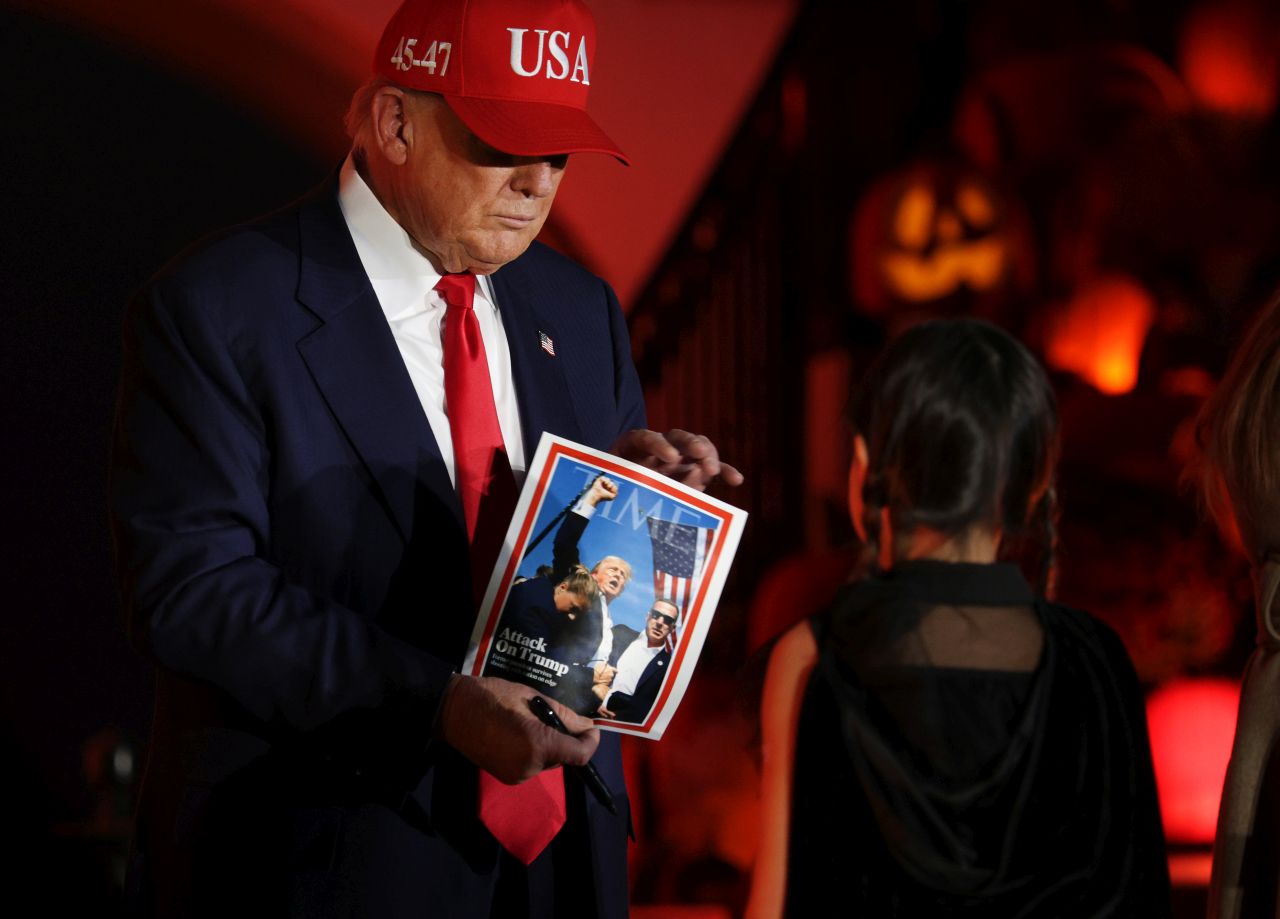 <p>Президентът Доналд Тръмп и първата дама Мелания посрещат костюмирани деца по време на традиционния празник за Хелоуин в Белия дом</p>