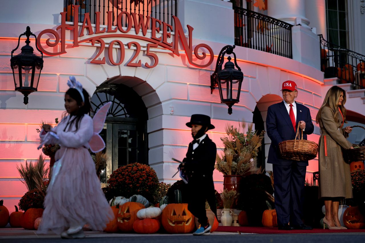 <p>Президентът Доналд Тръмп и първата дама Мелания посрещат костюмирани деца по време на традиционния празник за Хелоуин в Белия дом</p>