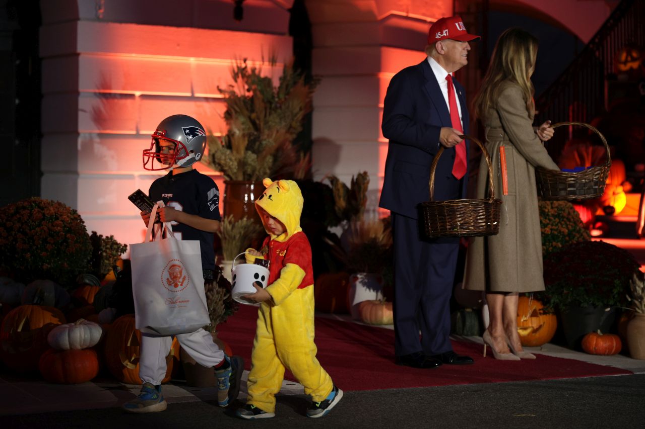 <p>Президентът Доналд Тръмп и първата дама Мелания посрещат костюмирани деца по време на традиционния празник за Хелоуин в Белия дом</p>