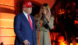 Нито вещица, нито дух, Мелания раздава бонбони с луксозно палто