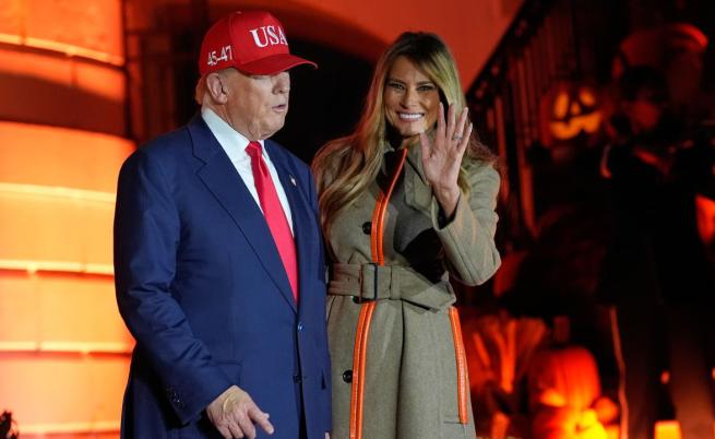 Нито вещица, нито дух, Мелания раздава бонбони с луксозно палто