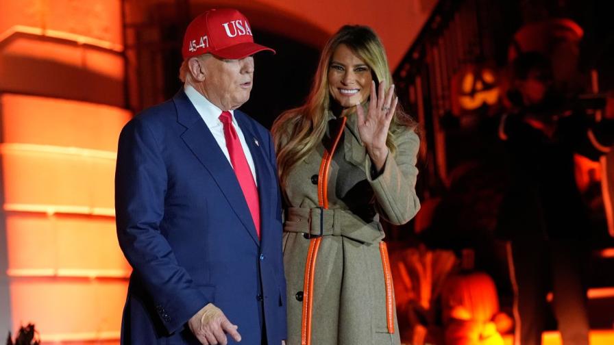 Нито вещица, нито дух, Мелания раздава бонбони с луксозно палто