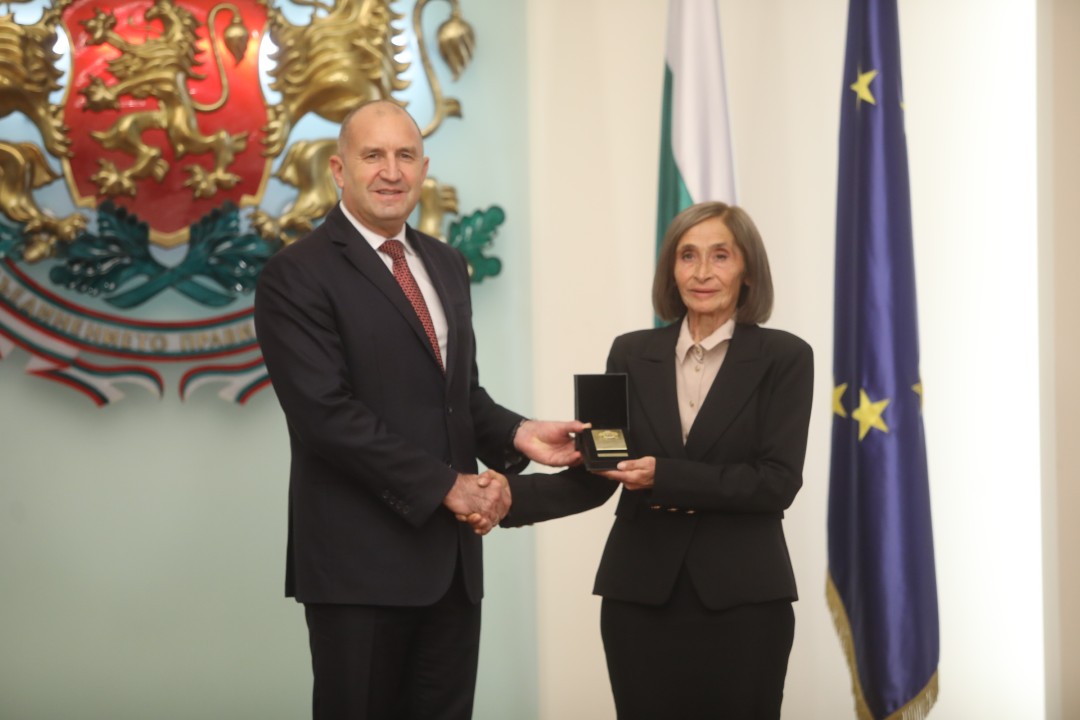 <p>В навечерието на Деня на народните будители държавният глава Румен Радев удостои с Почетния знак на президента български културни дейци. За своя значим принос в областта на науката, образованието, културата и изкуството и по повод кръгли годишнини отличия получиха художникът Емил Стойчев, ученият и културолог проф. Иван Маразов, музикантът и композитор Атанас Стоев, филологът и учен проф. Костадин Динчев, народната певица Бинка Добрева и философът проф. Васил Проданов.</p>