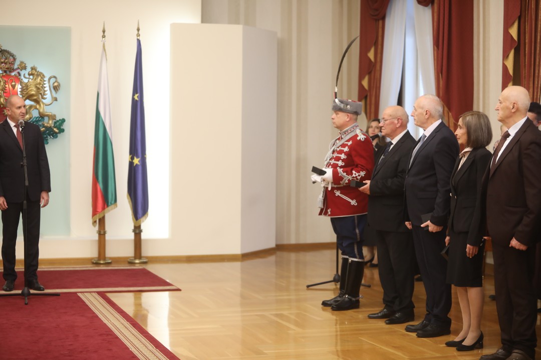 <p>В навечерието на Деня на народните будители държавният глава Румен Радев удостои с Почетния знак на президента български културни дейци. За своя значим принос в областта на науката, образованието, културата и изкуството и по повод кръгли годишнини отличия получиха художникът Емил Стойчев, ученият и културолог проф. Иван Маразов, музикантът и композитор Атанас Стоев, филологът и учен проф. Костадин Динчев, народната певица Бинка Добрева и философът проф. Васил Проданов.</p>