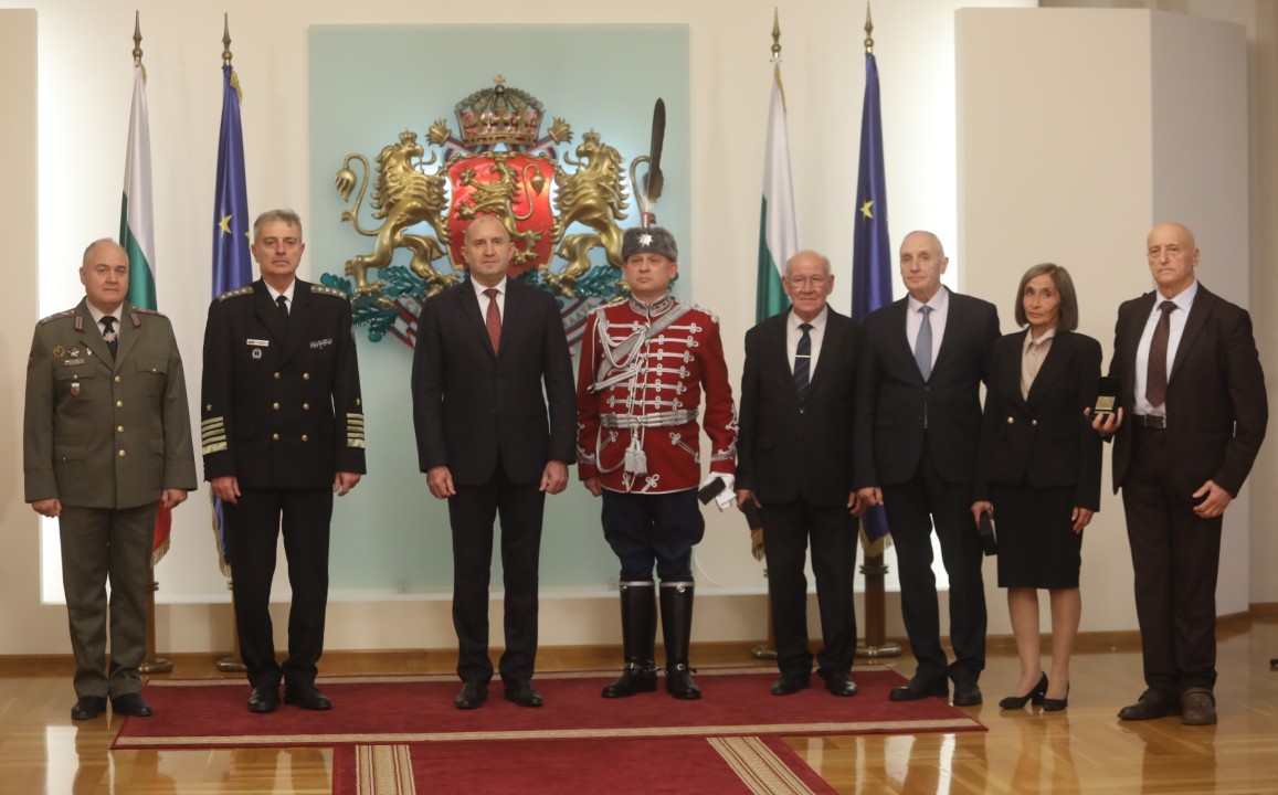 <p>В навечерието на Деня на народните будители държавният глава Румен Радев удостои с Почетния знак на президента български културни дейци. За своя значим принос в областта на науката, образованието, културата и изкуството и по повод кръгли годишнини отличия получиха художникът Емил Стойчев, ученият и културолог проф. Иван Маразов, музикантът и композитор Атанас Стоев, филологът и учен проф. Костадин Динчев, народната певица Бинка Добрева и философът проф. Васил Проданов.</p>